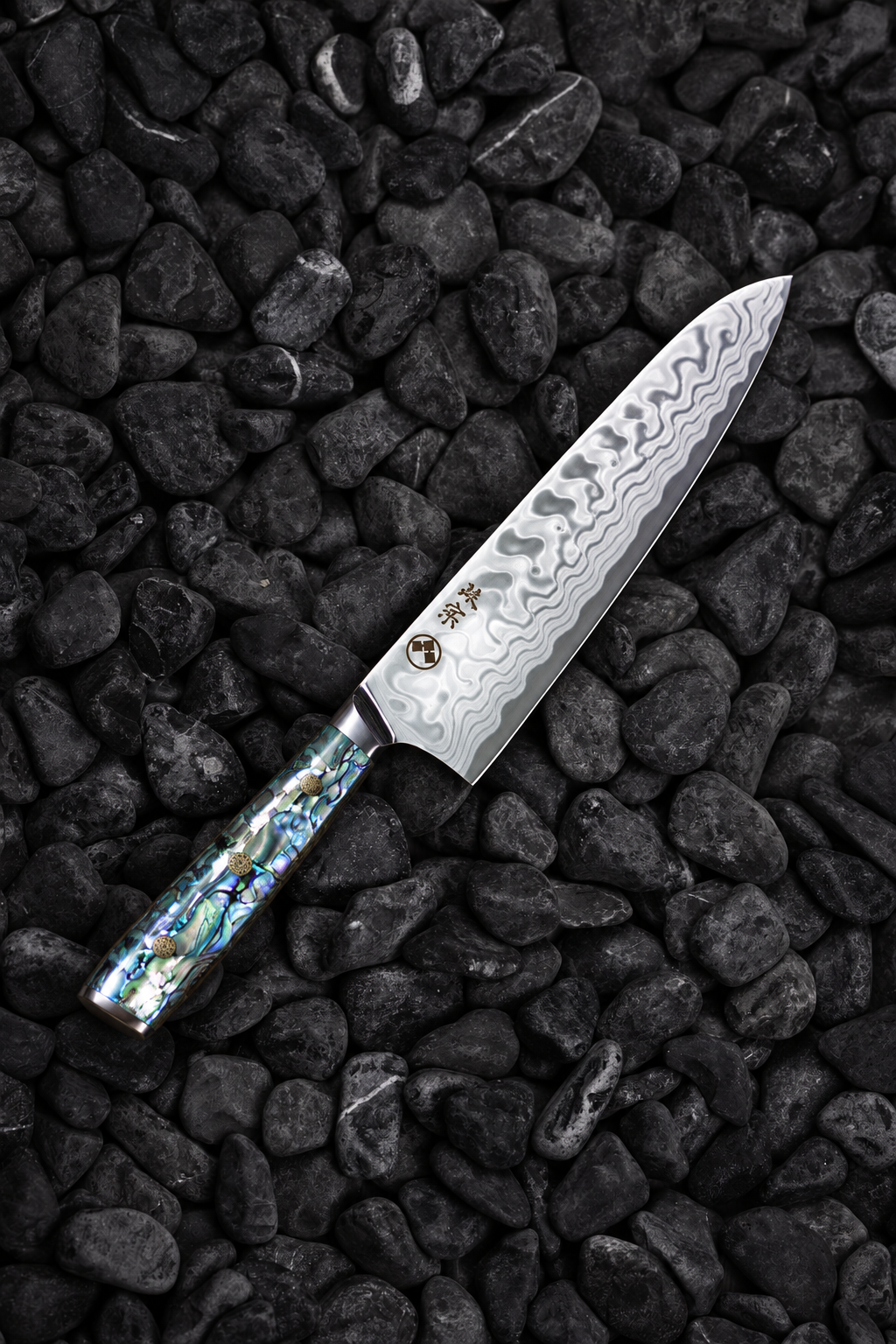 Ryu Abalone Damascus Gyuto sobre piedra negra — Masamune