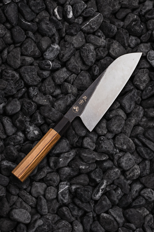 Senshi Dento-Teki Santoku sobre piedra negra — Masamune