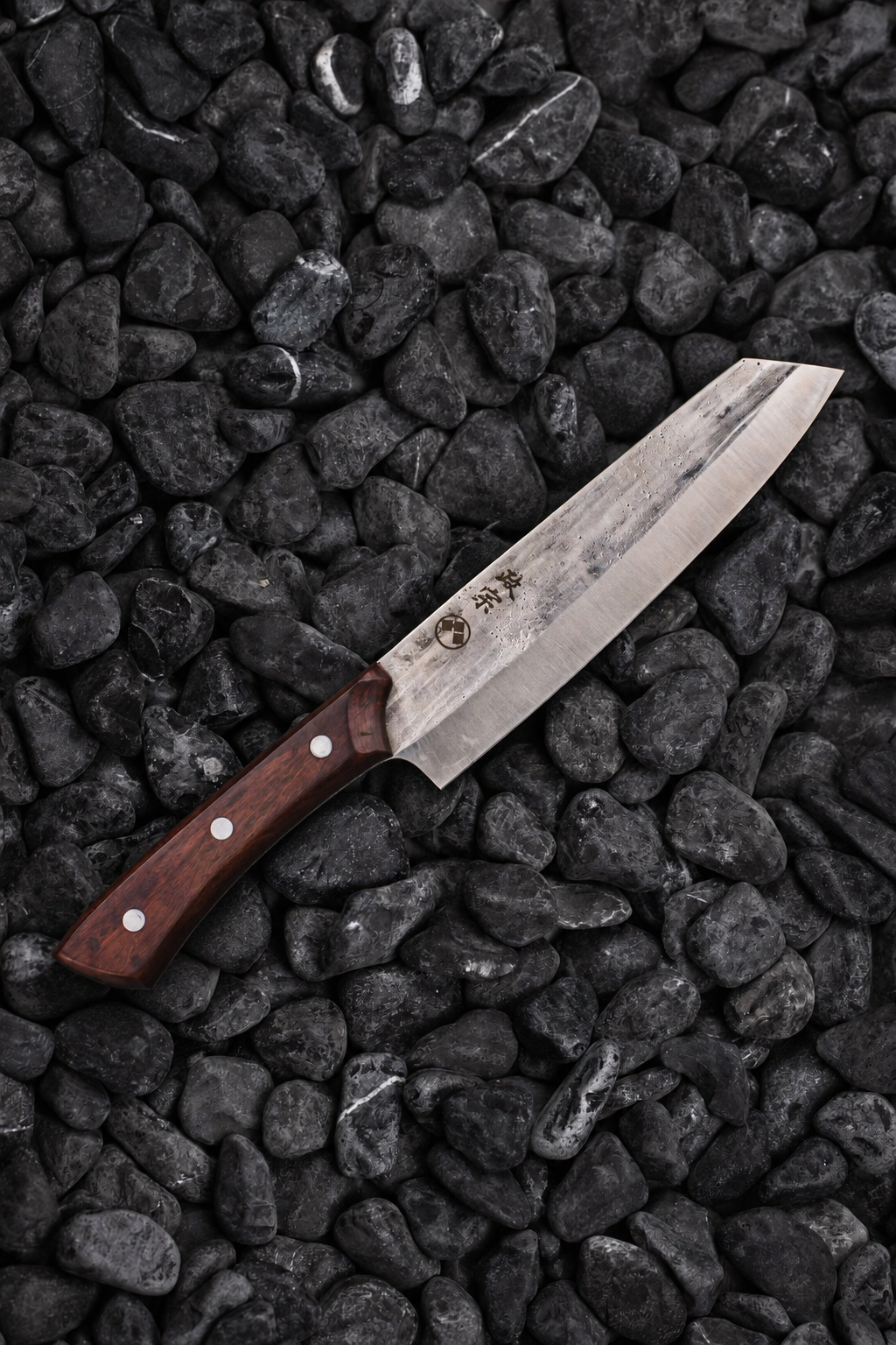 Senshi Fulltang Kiroshi Kiritsuke sobre piedra negra — Masamune