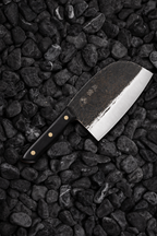 Senshi Fulltang Sekitan Cleaver sobre piedra negra — Masamune
