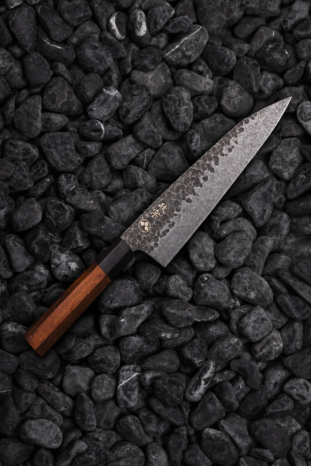 Senshi Tsuchime Carbon Kiritsuke sobre piedra negra — Masamune