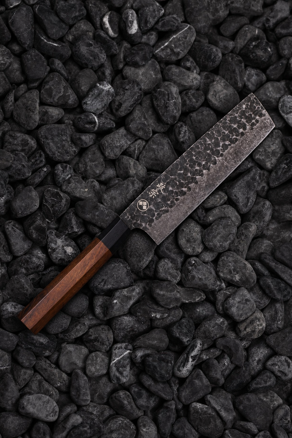 Senshi Tsuchime Carbon Nakiri sobre piedra negra — Masamune