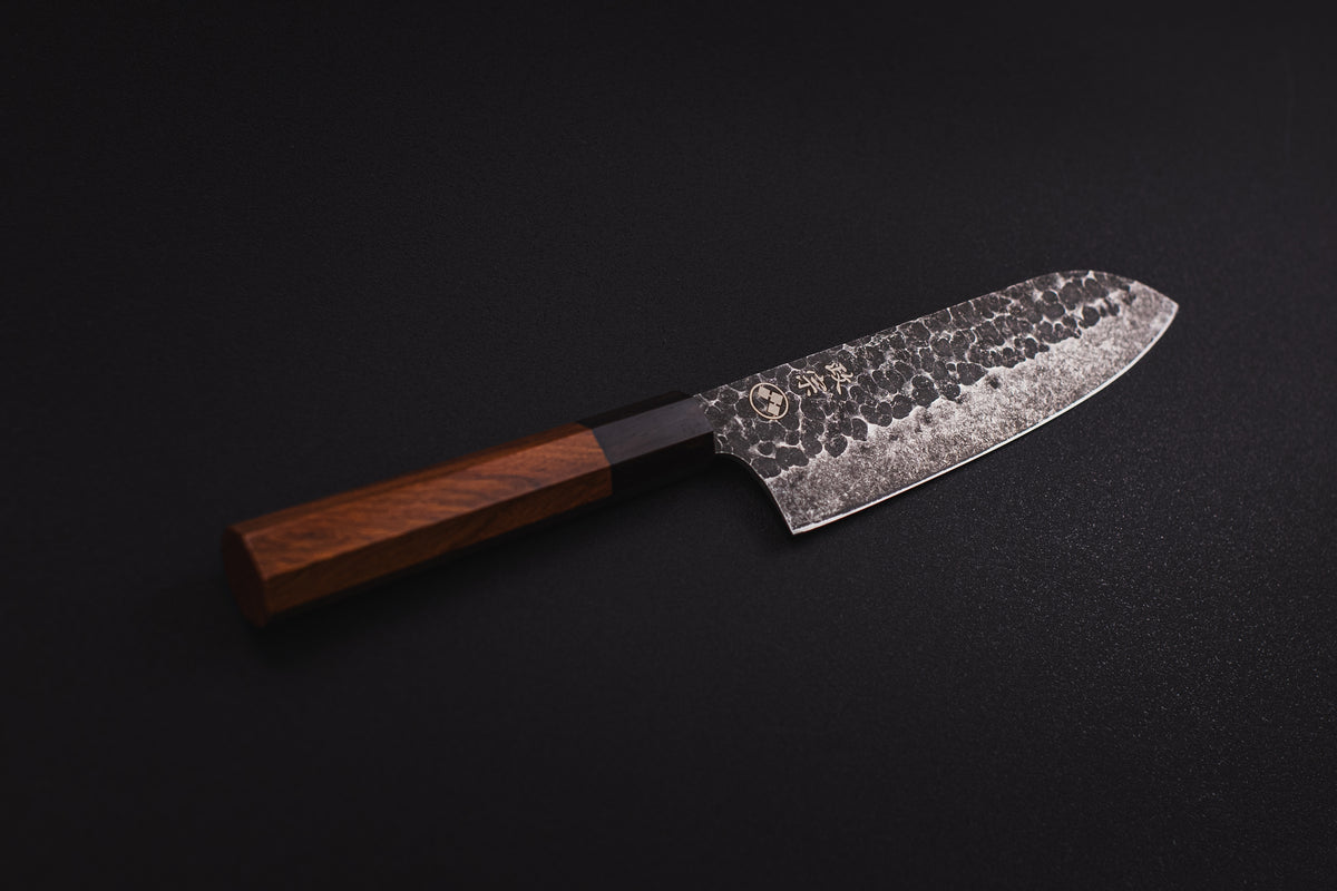 Tetsu Hammered Carbon Santoku, cuchillo japonés Masamune