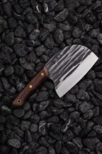 Senshi Sekitan Tsuchime Cleaver sobre piedra negra — Masamune