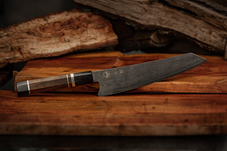 cuchillo de cocina de acero aus 10 con hoja kiritsuke, el mango está hecho de cuerno de búfalo y madera de Olneya. Tiene detalles dorados