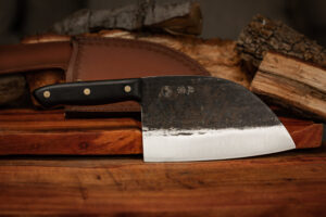 Cuchillo de cocina tipo cleaver con una hoja de 7 pulgadas en acero de alto carbono con terminado oscuro