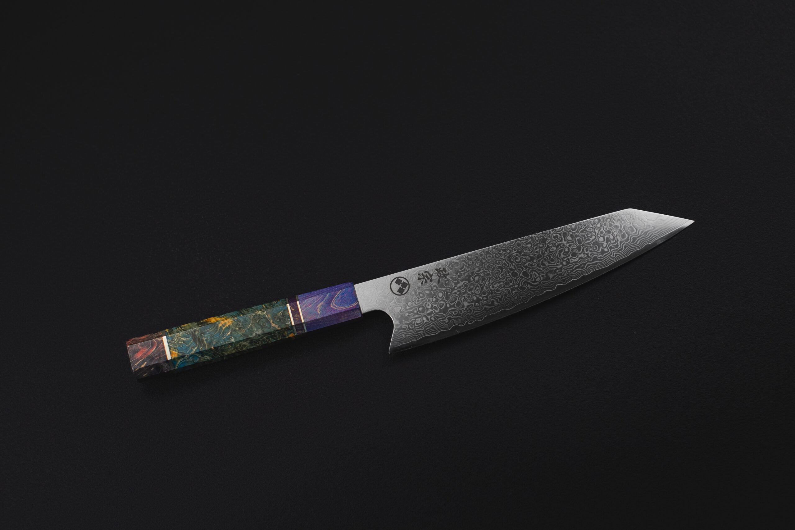 Cuchillo de cocina artesanal, estilo de hoja Kiristuke, forjado con acero de damasco y mango de madera de encino teñido de colores